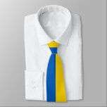 Cravates du drapeau ukrainien<br><div class="desc">Cravate moderne et minimaliste avec Drapeau d'Ukraine avec rayures jaunes et bleues. Ces cravates ukrainiens sont entièrement personnalisables : créez votre propre cadeau unique en choisissant facilement n'importe quelle couleur, en ajoutant du texte, de la photo, du clipart et des éléments de design graphique. Ouvrez l'éditeur de design Zazzle et...</div>
