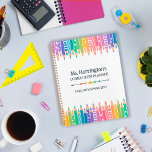 Crayons et étoiles colorés amusants Programme de l<br><div class="desc">Amusant et coloré planificateur de programme scolaire personnalisé avec le nom de l'enseignant entre des rangées de crayons colorés, certains avec motif, dans des couleurs arc-en-ciel doux. Jardin d'enfants enseignant planificateur de programme avec des étoiles colorées, et des crayons dans les tons doux de l'arc-en-ciel, avec certains motifs comme des...</div>