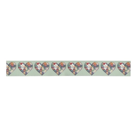 Crazy Quilt Heart Design op Sage Green Grosgrain Lint (Voorkant)
