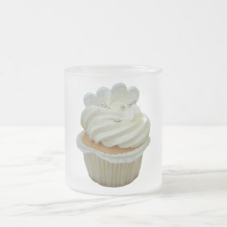 Cream cupcake met mok van hartenglas