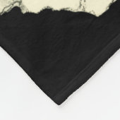 Cream Poppy-ventilator op zwarte achtergrond Fleece Deken (Hoek)