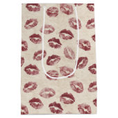 Cream Red Lips Kisses Romantic Valentine's Day Medium Cadeauzakje (Achterkant)