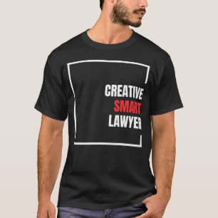 Creatieve slimme advocaat met witte en rode tekst t-shirt