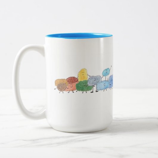 Créatures mignonnes et duveteuses sur un mug (Gauche)