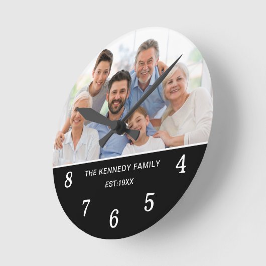 Creëer uw eigen familiefotonaam zwart en wit ronde klok (Hoek)