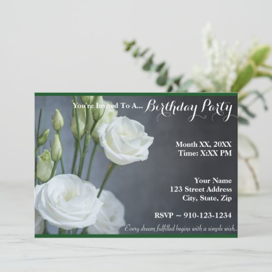 Creëer Uw Ewn White Rose Birthday Uitnodiging (Staand voorkant)