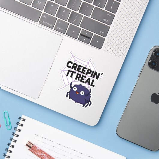 Creepin It Real Funny Halloween Spider Pun Sticker (Laptop met iPhone)