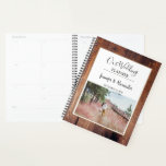 Créez votre propre mariage photo en bois rustique<br><div class="desc">Bois de grange rustique photo mariage Planificateur. Ajoutez votre propre photo,  texte et noms et créez un planificateur de mariage très personnel.</div>