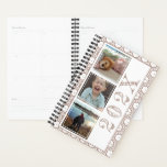 Créez votre propre planificateur Modèle photo<br><div class="desc">Ajoutez vos photos (le carré fonctionne mieux,  mais vous pouvez customiser d'autres à s'adapter en customisant plus loin) à ce planificateur amusant à motifs géométriques ! Ajoutez l'année à l'avant et votre nom à l'arrière pour un joli planificateur personnalisé qui vous inspirera et vous motivera à vous organiser!</div>