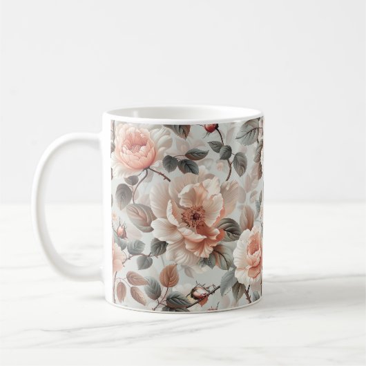 Crème bloemen met grijze bladeren op een lichtgrij koffiemok (Links)
