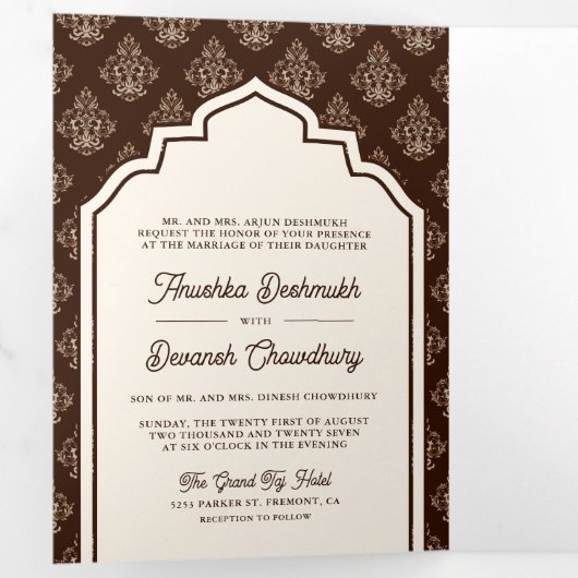 Crème Bruin Ikat Fotocollage Indische bruiloft Drieluik Uitnodiging (Binnenzijde eerst)