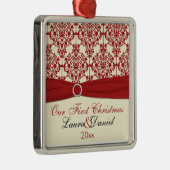Crème et Damas rouge Premier ornement de Noël (Droite)