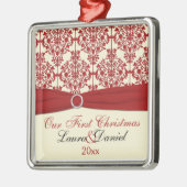 Crème et Damas rouge Premier ornement de Noël (Gauche)