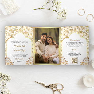 Crème Gouden Paisley Bloem QR Code Indiase Trouwda Drieluik Uitnodiging