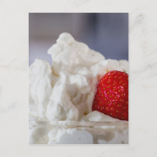 crème met aardbeien in een glazen kom briefkaart