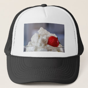 crème met aardbeien in een glazen kom trucker pet