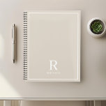 Crème moderne neutre Beige Nom de famille<br><div class="desc">Carnet de planificateur sur mesure avec monogramme de nom de famille moderne classique sur arrière - plan de couleur terreux neutre.</div>