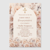 Crème perzik rozen bloemen boog Eerste Communie Magnetische Uitnodiging (Voorkant)