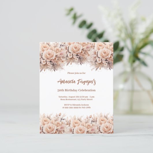 Crème perzik rozen bloemen verjaardagsuitnodiging (Staand voorkant)