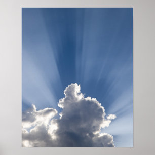 Crepusculaire of Gods rays strekken voorbij de wol Poster