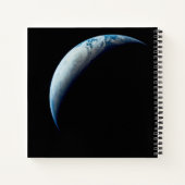 Crescent Earth genomen van de Apollo 4 missie. 2 Notitieboek (Achterkant)