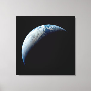 Crescent Earth genomen van de Apollo 4 missie. Canvas Afdruk