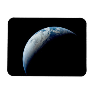 Crescent Earth genomen van de Apollo 4 missie. Magneet