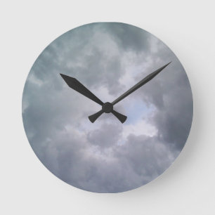 Crescent Shaped Clouds Ronde Klok