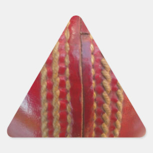 Crimson Stitch Focus: Close-up van het hart van Cr Driehoek Sticker
