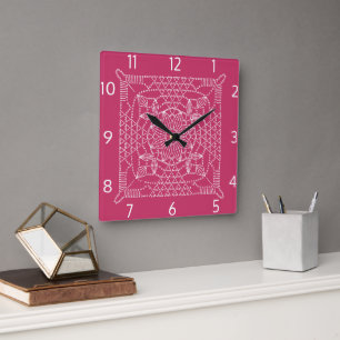 Crochet rose framboise Graphique Carré Horloge mur