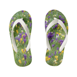 Crocus jaunes et violets Les tongs pour enfants