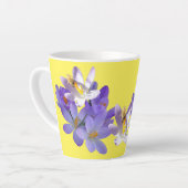 Crocus pourpres avec Mug en latte jaune d'abeille (Angle gauche)