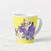 Crocus pourpres avec Mug en latte jaune d'abeille (Angle droit)