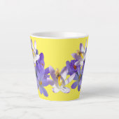 Crocus pourpres avec Mug en latte jaune d'abeille (Devant)