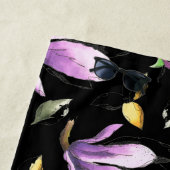 Crocus violet sur serviette de plage noire (En situation)