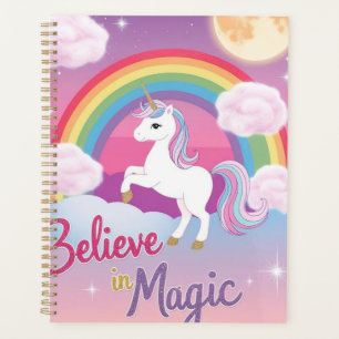 Croire à la magie avec licorne et arc-en-ciel