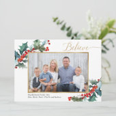 Croire les baies sèches rouges et le carte photo d (Debout devant)