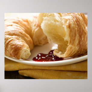Croissant met jam op een bord poster