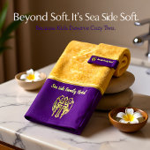 Croix catholique romantique d'or avec aspect feuil