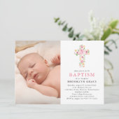 Croix florale rose Baptême Photo Invitation (Debout devant)
