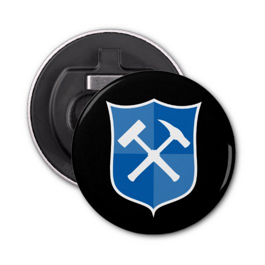 Crossed Rock Hammer Shield Button Flesopener (Voorkant)