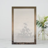 Crow die op een stapel stralen zit briefpapier (Staand voorkant)