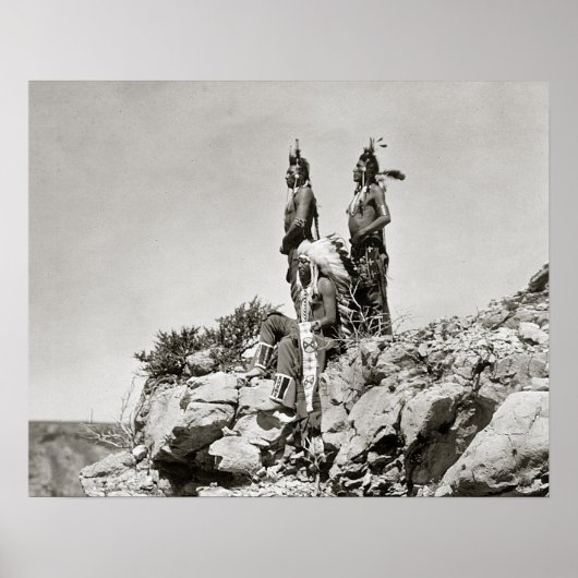 Crow Indians On Cliff, 1905.  foto Poster (Voorkant)