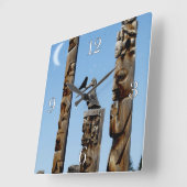 Crow & Totem Poles Native American Art Horloge (Angle)