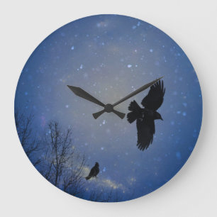 Crow vliegen in de Moody Sky Grote Klok
