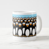Crowd of Funny Cartoon Penguins op sneeuw Jumbo Mok (Voorkant rechts)