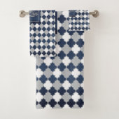 Crown Slate Blue, Grey and White Quatrefoil Bad Handdoek (Insitu)