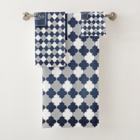 Crown Slate Blue, Grey and White Quatrefoil Bad Handdoek (Insitu)