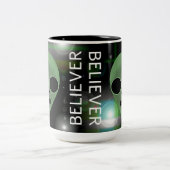 "Croyant" Mug Alien Images par J.H. Thornton (Centre)