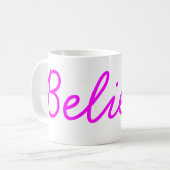 Croyez la tasse magenta de manuscrit (Devant gauche)